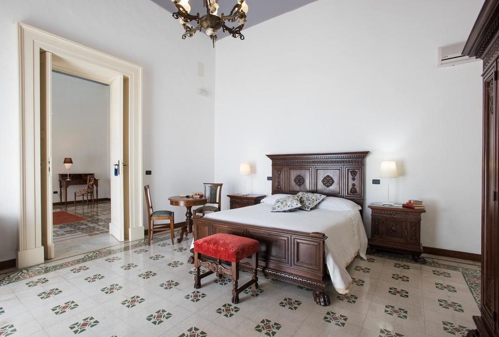 Palazzo Scarciglia - Dimora D'Epoca Bed & Breakfast Минервино ди Лече Екстериор снимка