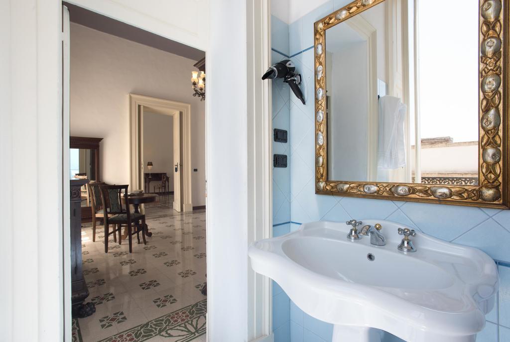 Palazzo Scarciglia - Dimora D'Epoca Bed & Breakfast Минервино ди Лече Екстериор снимка