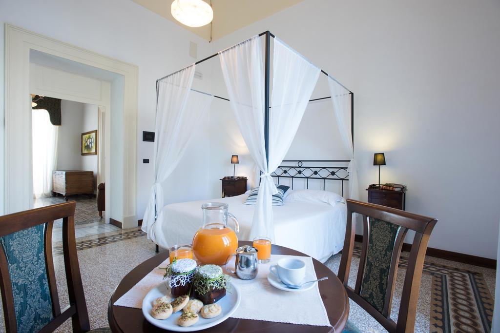 Palazzo Scarciglia - Dimora D'Epoca Bed & Breakfast Минервино ди Лече Екстериор снимка