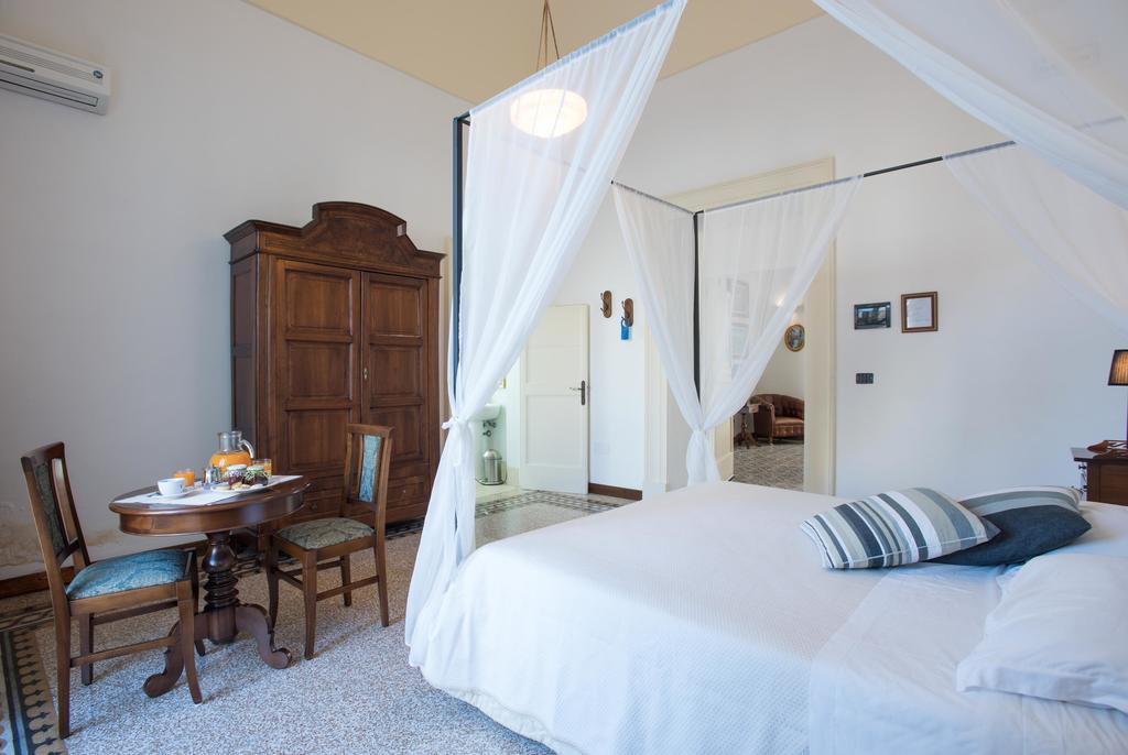 Palazzo Scarciglia - Dimora D'Epoca Bed & Breakfast Минервино ди Лече Екстериор снимка