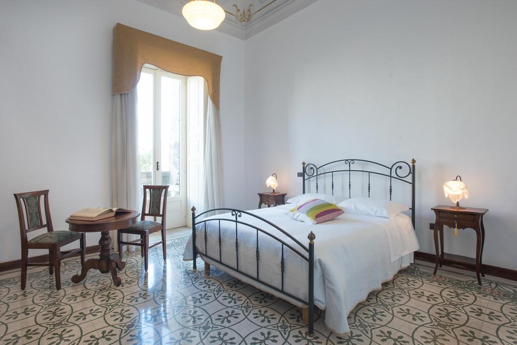 Palazzo Scarciglia - Dimora D'Epoca Bed & Breakfast Минервино ди Лече Екстериор снимка