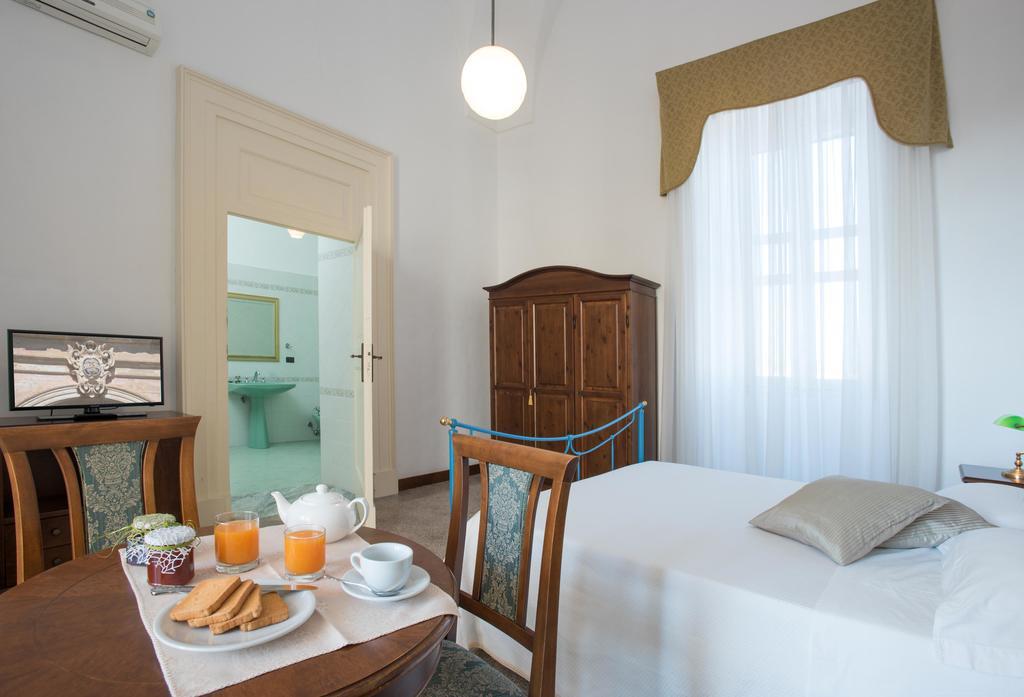 Palazzo Scarciglia - Dimora D'Epoca Bed & Breakfast Минервино ди Лече Екстериор снимка