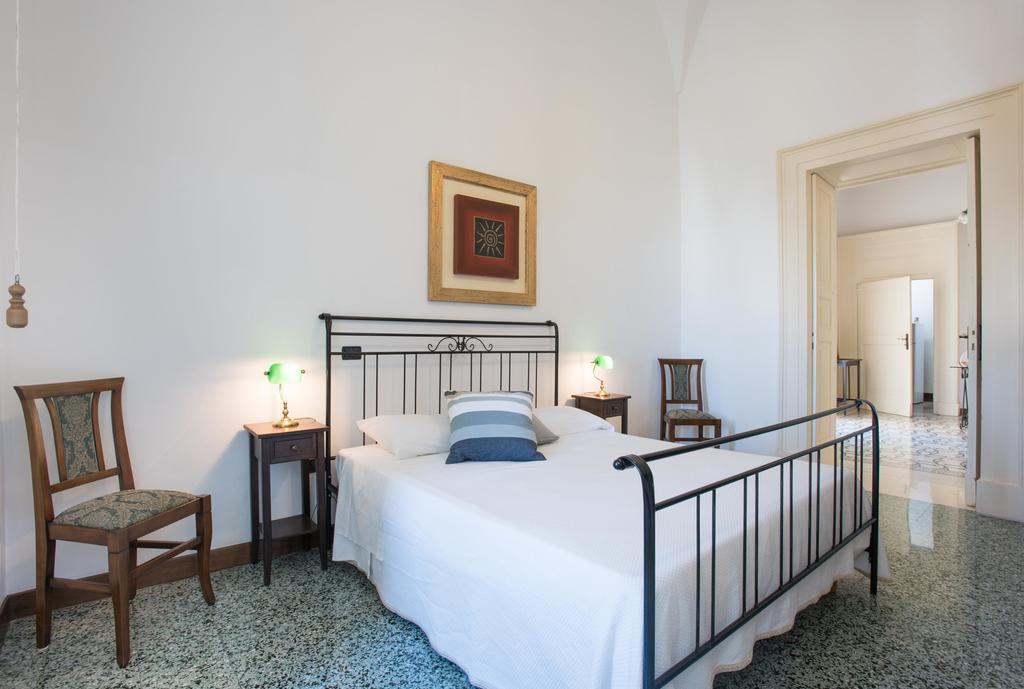 Palazzo Scarciglia - Dimora D'Epoca Bed & Breakfast Минервино ди Лече Екстериор снимка